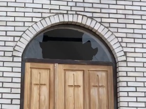 На Цркви Светог Илије код Урошевца разбијена стакла 