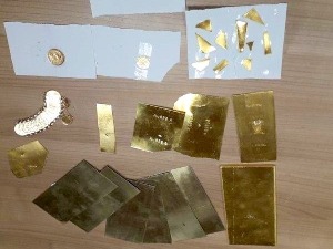 Покушали да прошверцују килограм и по злата у патосници аутомобила