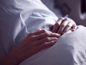 Ко заговара забрану абортуса у нашој земљи – угрожавају се и права, али и здравље жена
