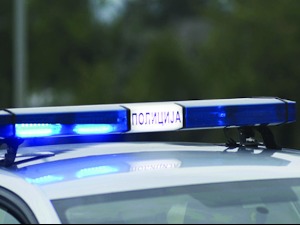 Младић под дејством марихуане бежао од полиције, скутером ударио у три возила