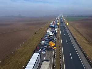 Велики ланчани судар код наплатне рампе у Старој Пазови, једна особа погинула