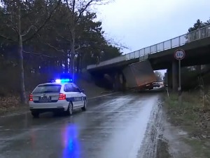 Камион са приколицом заглавио се испод надвожњака код београдског аеродрома