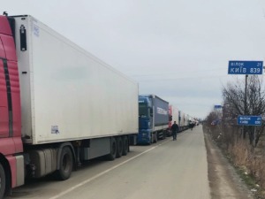 Возач камиона из Србије и даље у Кијеву, четворица чекају на граници између Пољске и Украјине