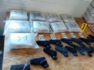 На Батровцима заплењено више од 16 килограма марихуане и 20 пиштоља, ухапшена девојка