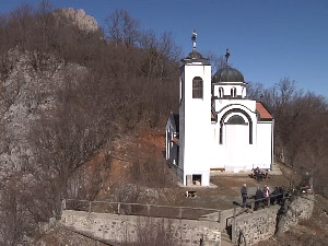 Луковска бања: Цркву на литици откључавају туристи