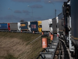 Возачи камиона из Србије прешли украјинску границу