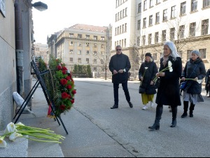 Чланови Ђинђићеве владе положили венац на спомен-плочу