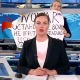 Новинарка руског Канала 1 упала у емисију те телевизије са антиратним транспарентом