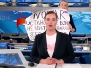 Новинарка руског Канала 1 упала у емисију те телевизије са антиратним транспарентом