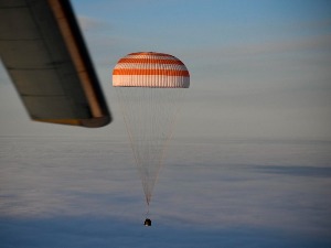 Упркос тензијама на Земљи, Руси враћају америчког астронаута кући
