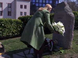 Положени венци на споменик "Зашто"