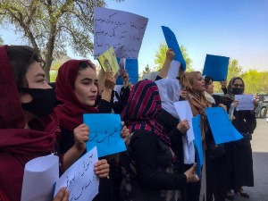 “Отворите школе, правда, правда” - жене протестовале у Кабулу, траже да девојчице иду у школу