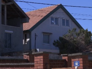 Код комшије на гласање и "чашицу" разговора – бирачка места и у кућама, кафанама, стрељанама