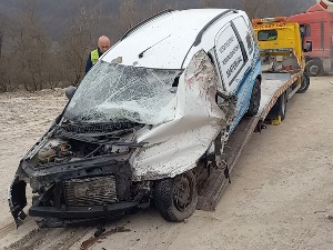 Аутомобил подлетео под камион код Пожеге, страдао мушкарац