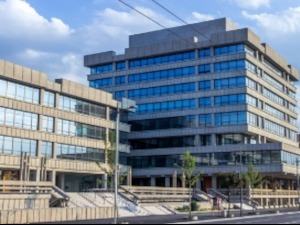 Осумњичени на саслушању негирали изнуде и препродају дроге, одређен им притвор