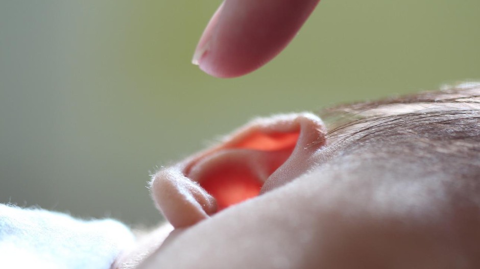 Како да препознате да ли дете има упалу уха
