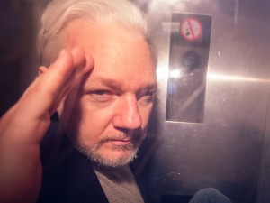 Џулијан Асанж на корак од изручења САД – суд предао случај министарки унутрашњих послова