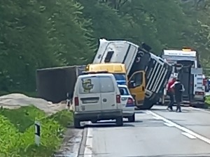 Преврнуо се камион на путу Рума-Шабац, повређени возач и сувозач