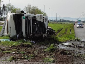 Преврнуо се камион код Ниша, повређен возач