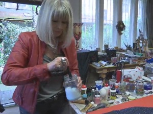 Сликање на стаклу Јелене Милошевић: Моја дела имају ноту Православља