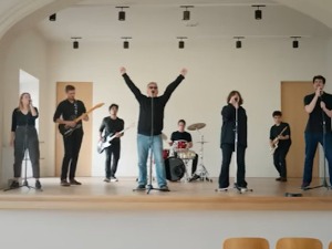 "Успаванка без крова" – Цане и земунски гимназијалци у хуманитарној мисији
