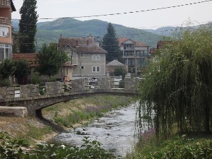 Скинута застава са грбом СПЦ са цркве у Витини