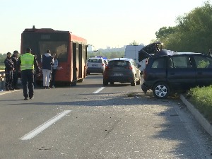 Судар аутобуса и аутомобила на Обреновачком путу, има повређених