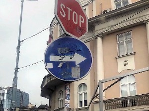 Шта када се незгода деси због тога што је саобраћајни знак поломљен или оборен