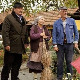 Село гори а баба се чешља