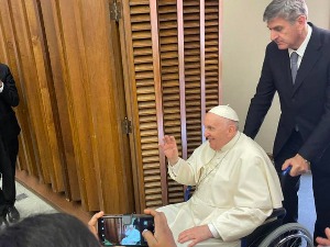 Папа у колицима: Постоји проблем…