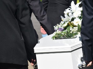 Проглашена мртвом, а отворила  очи усред сопствене сахране – породица два пута рекла „збогом“