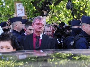 Варшава, руски амбасадор нападнут и офарбан црвеном бојом