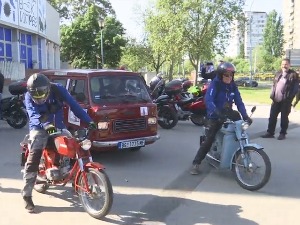 Покрет у авантуру на два точка - регион чека ауторе „Мудролија о моторима"