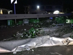 Пивске флаше и гајбе блокирале пут код Шапца, ватрогасци перу асфалт