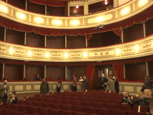 И зрењанинским глумцима "даске живот значе" али  им је због крова он све тежи