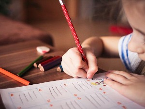 Боље у породици него у институцији, хранитељи у Србији све чешће се одлучују да усвоје децу  