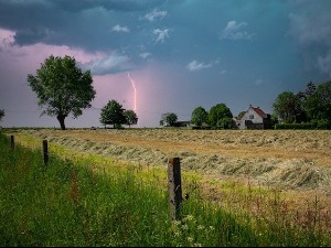 Температура као усред лета, крајем дана и увече пљускови с грмљавином