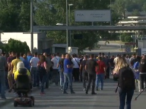 Део радника протестовао испред фабрике Фијат