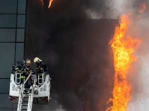 Москва, пожар у пословном центру, у згради остало око 20 људи