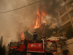 Пожар који гори на ободима Атине измакао контроли