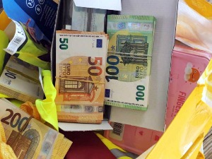 Аутомобил "нафилован" новцем, рекордна заплена девиза на прелазу Прешево