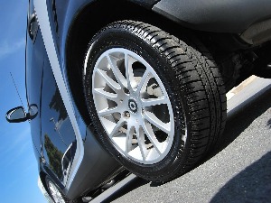 Шеснаестогодишњак оборио бициклисту аутомобилом и побегао с места несреће