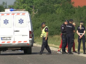 Минибус слетео са пута код Шимановаца – погинула једна особа, 18 повређено