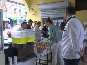 Лесковачки матуранти положили испит хуманости, продајом колача помогли болесним суграђанима