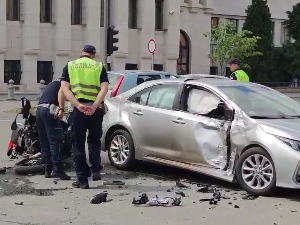 Судар аутомобила и мотоцикла у Новом Саду