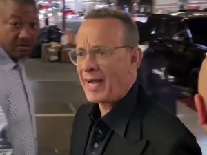 Том Хенкс опсовао обожаваоце након што су му гурнули супругу