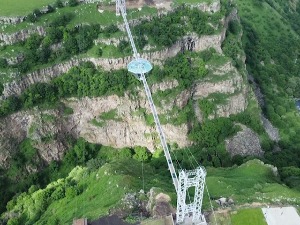 Стаклени мост виси над кањоном у Грузији