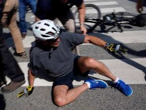 Бајден пао са бицикла: Добро сам