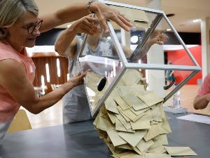 Макрон без апсолутне већине у француском парламенту, левичари ликују