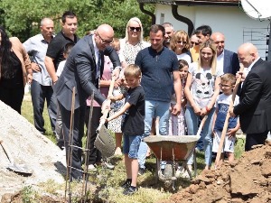 Положен камен темељац за кућу шесточлане породице Перић из села код Новог Брда